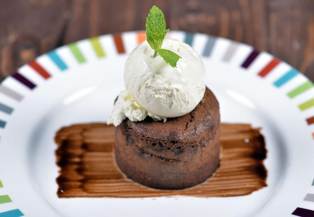 Symphony Style Hotel Kuwait Salmiya Exterior photo A chocolate lava cake with ice cream